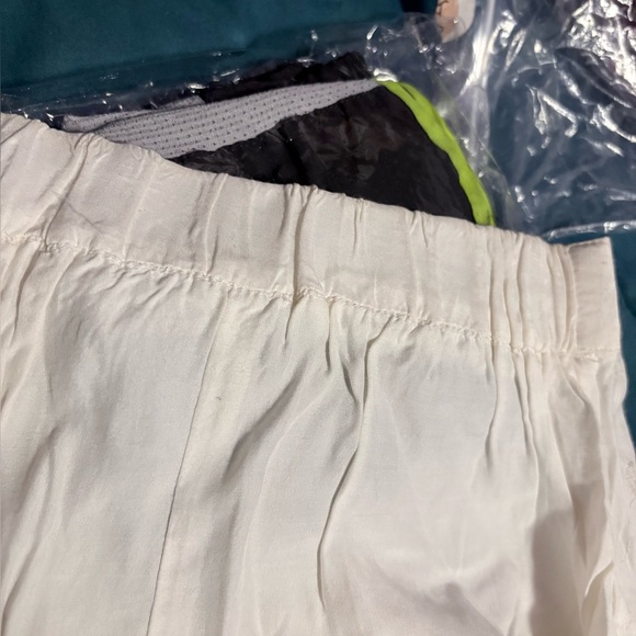 Chic White Maxi Skirt - Picture 4 of 4